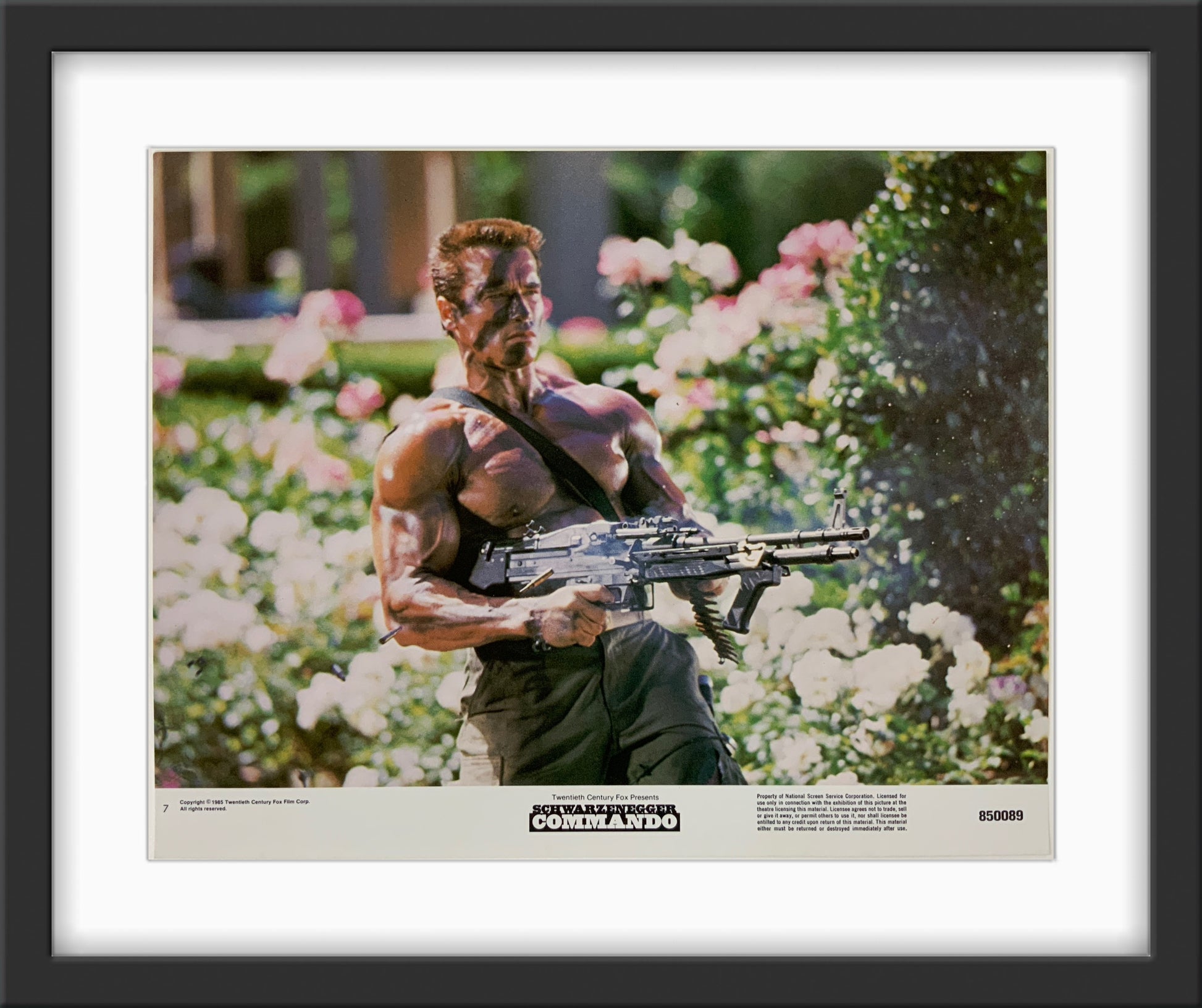 An original 11x14 lobby card for the Arnold Schwarzenegger film Commandofilm 